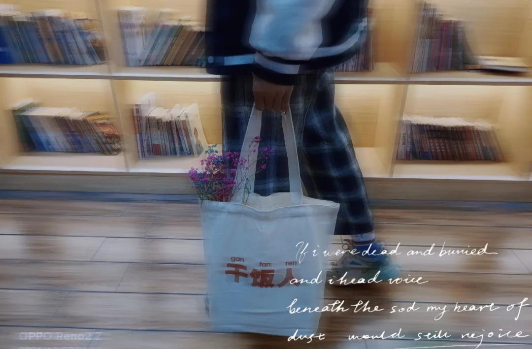 萬圣節(jié)福利放送中丨咱就是說，手提“干飯人”帆布袋的小哥哥很難不愛！