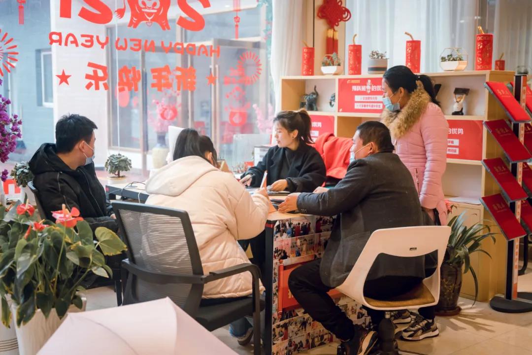 職教咨詢(xún)?nèi)肇鎸?duì)面答疑解惑，指導(dǎo)，選學(xué)校來(lái)幫忙！