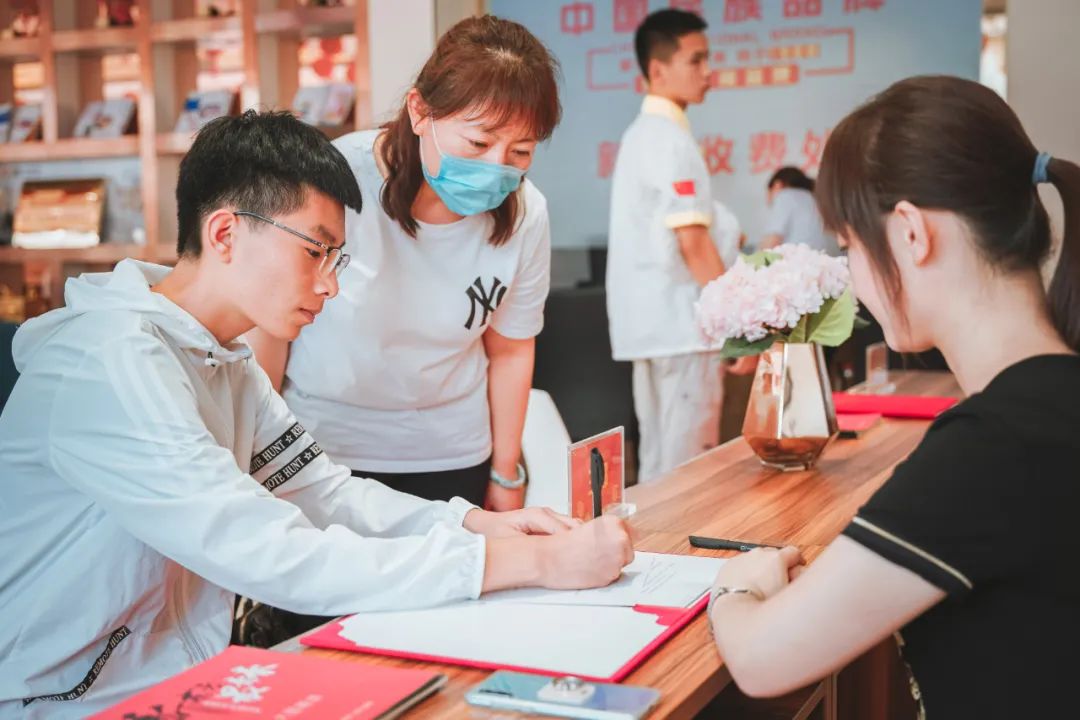 【雙棲發(fā)展會(huì)】選學(xué)校太難了？不用慌，這里有的人來幫你！
