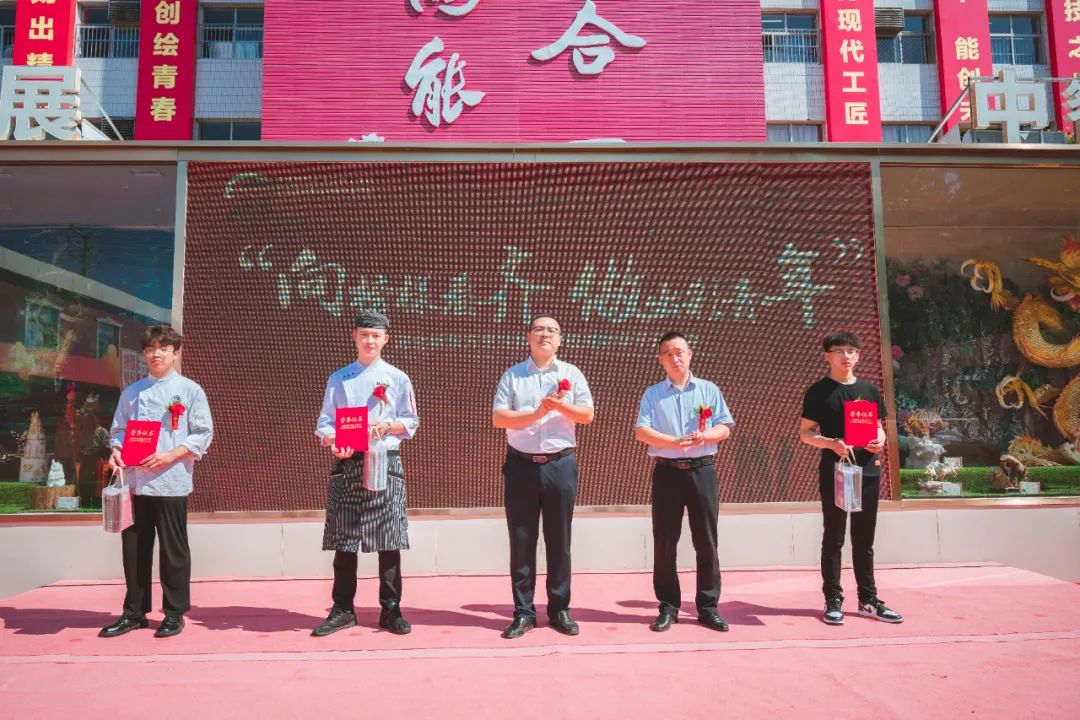 向榜樣看齊，做出彩青年！