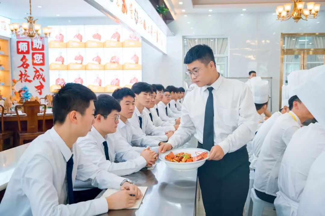 【進(jìn)校園】?jī)A情傳授，用心烹飪，感受米其林帶來(lái)的魅力課堂！