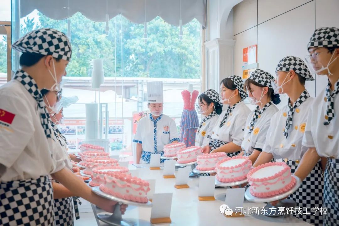 想知道蛋糕培訓(xùn)學(xué)校學(xué)費(fèi)大概多少？學(xué)蛋糕學(xué)費(fèi)多少錢？看這里！