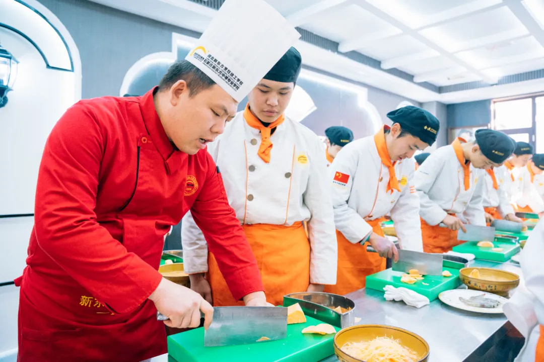 揭秘美食殿堂，預見烹飪未來——石家莊新東方學子將探訪晴川薈·海鮮粵菜