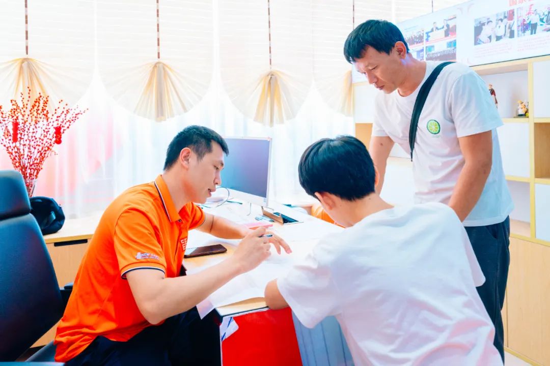 咨詢中心人氣爆表，報(bào)名人數(shù)持續(xù)上升！河北新東方各專業(yè)名額正在減少！