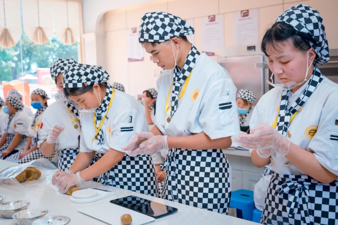 月滿中秋，把愛帶回家，河北新東方學(xué)子一起做月餅！