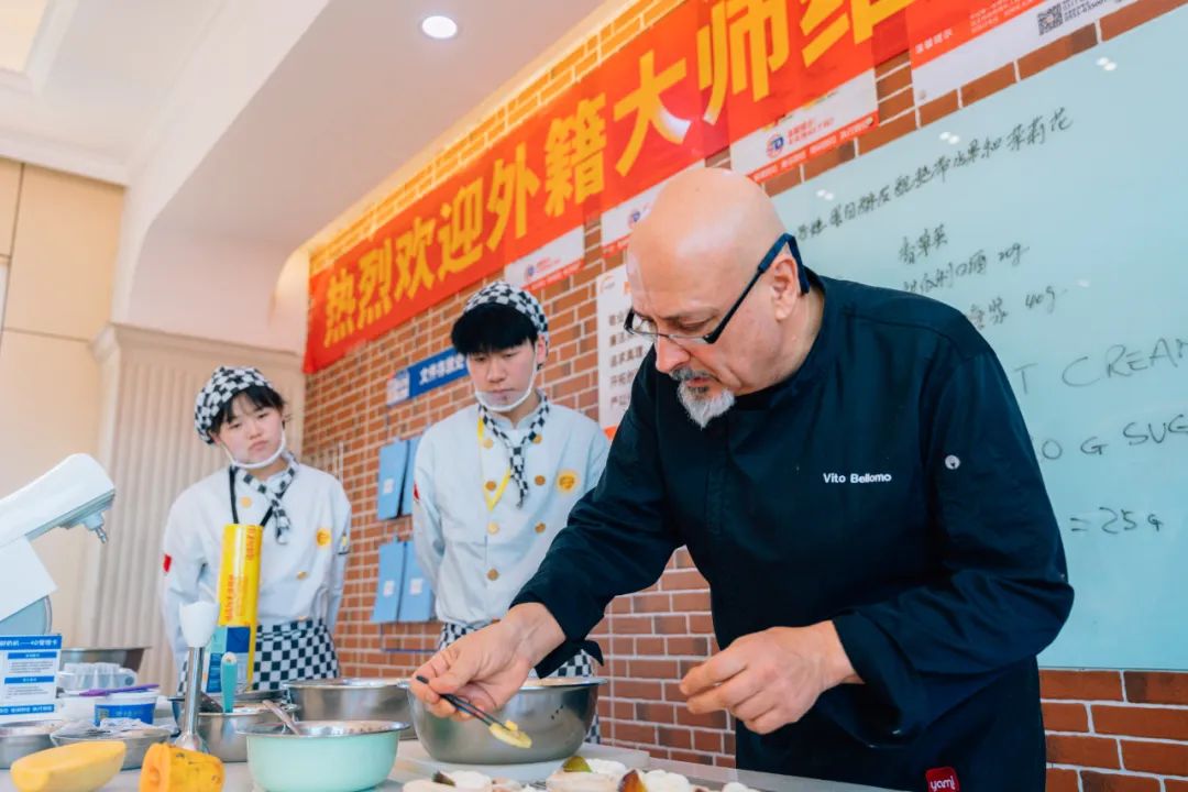 外籍大師空降河北新東方：不出國門，也能感受西式浪漫！