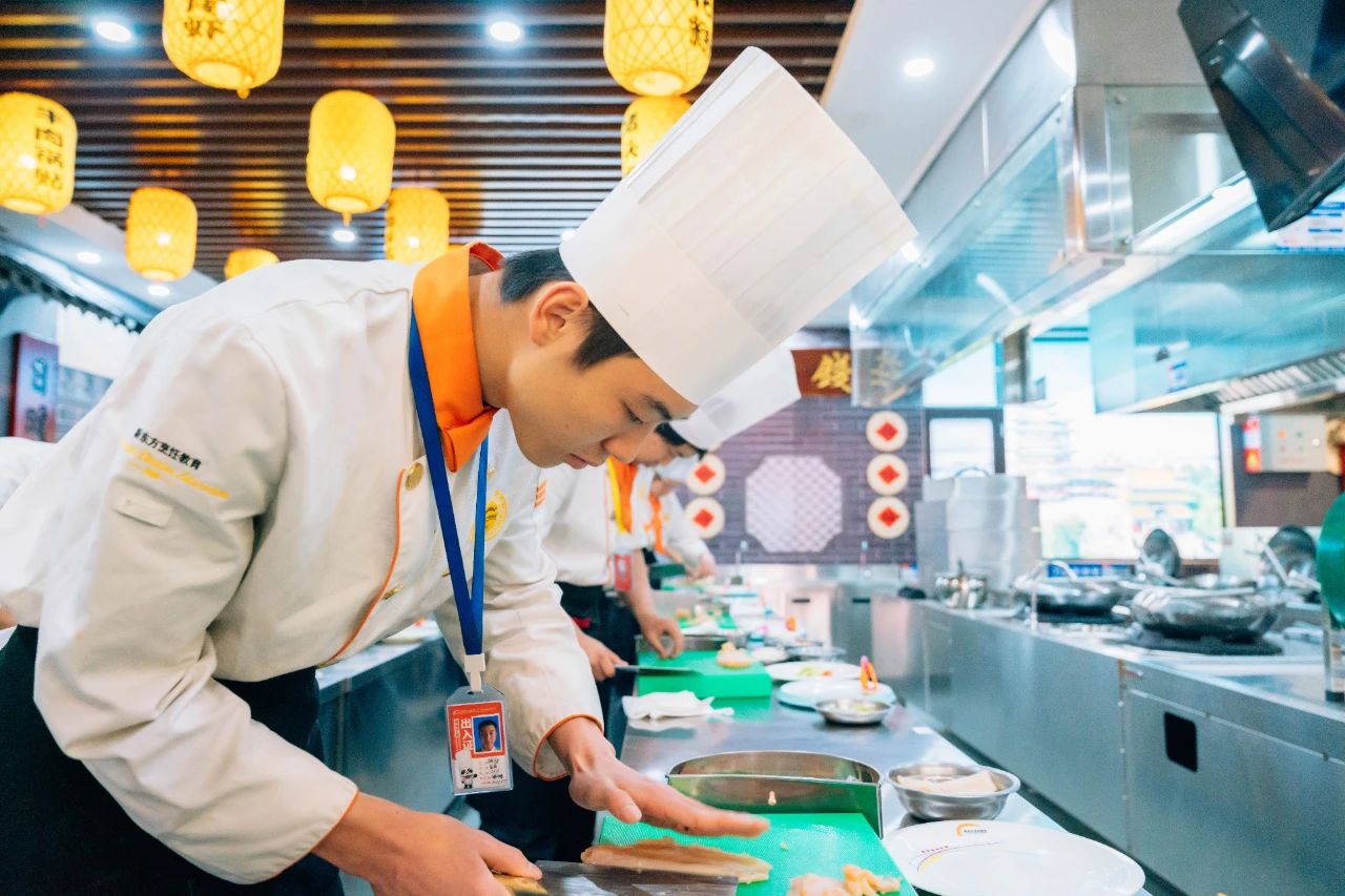 河北新東方職校生的一天：上課、干飯、練技能…原來職校生活這么精彩！
