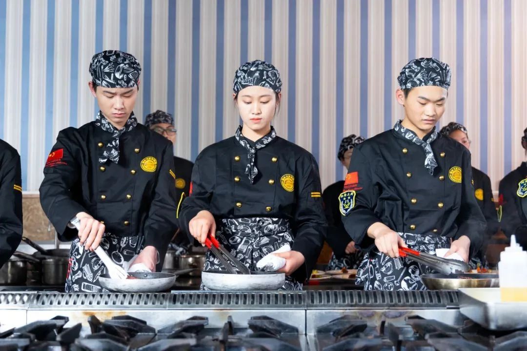 專科志愿滑檔退檔？征集志愿學(xué)校專業(yè)不喜歡沒前途？不如轉(zhuǎn)戰(zhàn)“真香”賽道！河北新東方雙高計(jì)劃：高技能專才養(yǎng)成，高質(zhì)量就業(yè)！