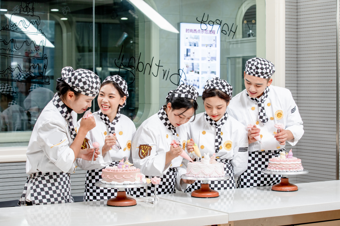 2025年三校生轉(zhuǎn)學(xué)，為何選河北新東方學(xué)西點西餐專業(yè)？