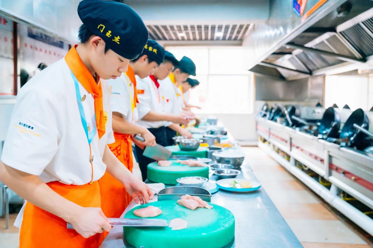 企業(yè)招人看什么？這三樣“硬通貨”在石家莊新東方包有的！