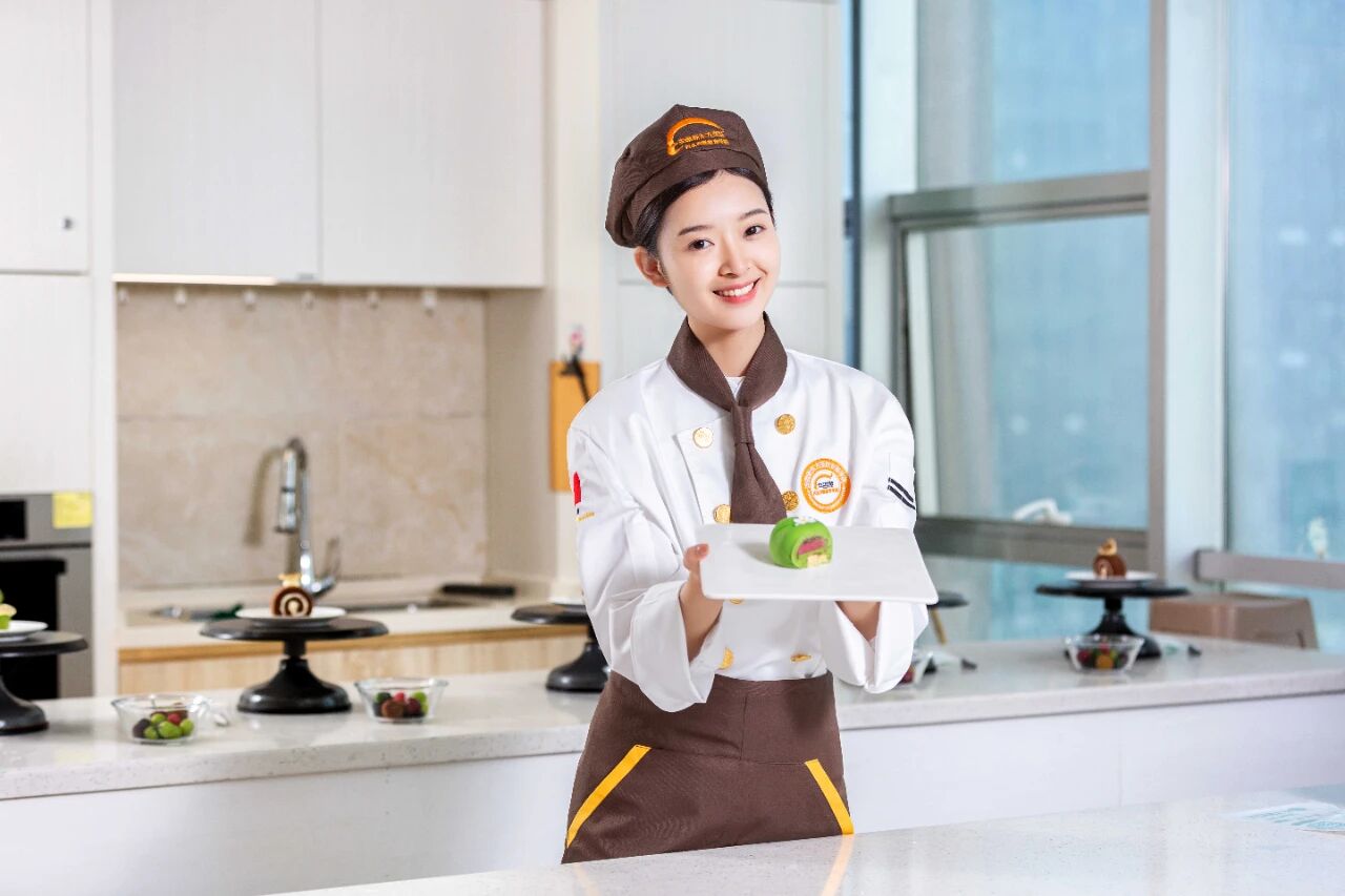 想轉(zhuǎn)行？為什么選擇學(xué)西點(diǎn)烘焙？低門檻、高需求、好發(fā)展！