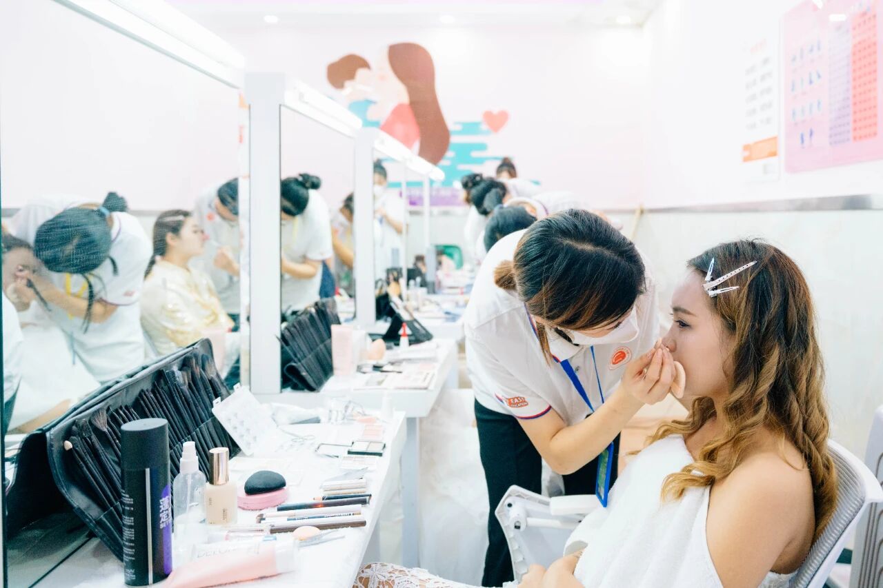 女生學(xué)什么專業(yè)好？女生學(xué)形象設(shè)計專業(yè)怎么樣？河北新東方給你答案！