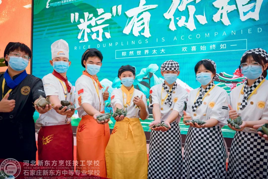 仲夏賦雅趣，粽香端午情，我校學(xué)子包粽子祝高考學(xué)子金榜題名，高“粽”！